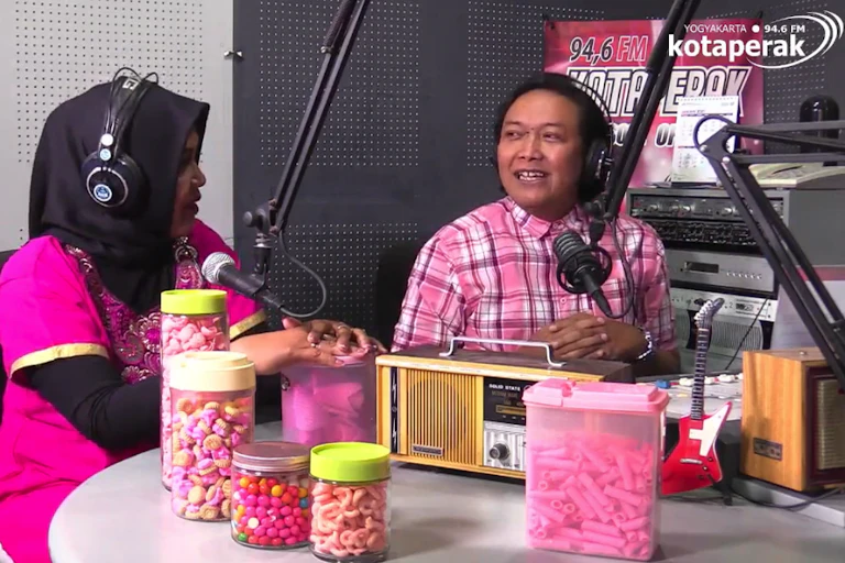 DJ Oland dan Linda berbincang dalam program Dolan Dolin Show di studio Radio Kotaperak Yogyakarta