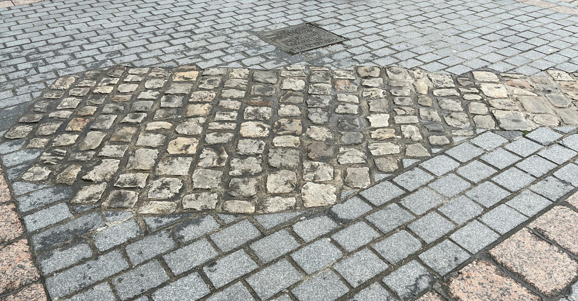 Pavés médiévaux sur la Grand’Place (2024 -- fournie par l’auteur)