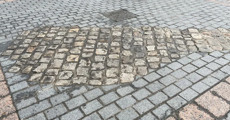 Pavés médiévaux sur la Grand’Place (2024 -- fournie par l’auteur)