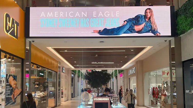 Centro comercial en Lima, Perú, en el que se ve el anuncio de Sydney Sweeney para American Eagle en el que declara que tiene buenos 'genes' (que fonéticamente en inglés puede sonar a 'jeans', vaqueros).