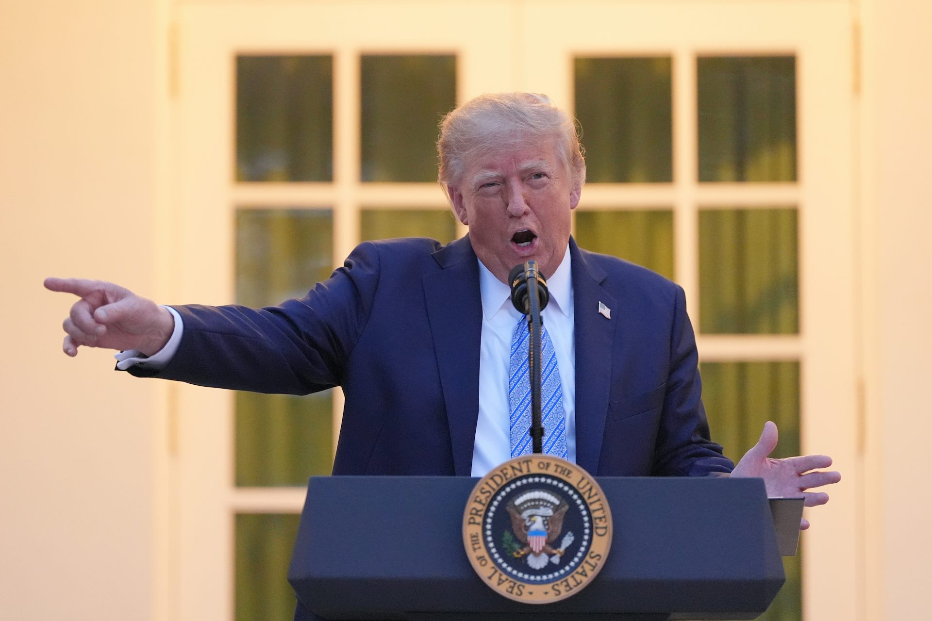 Le président Donald Trump prend la parole lors d’un dîner
