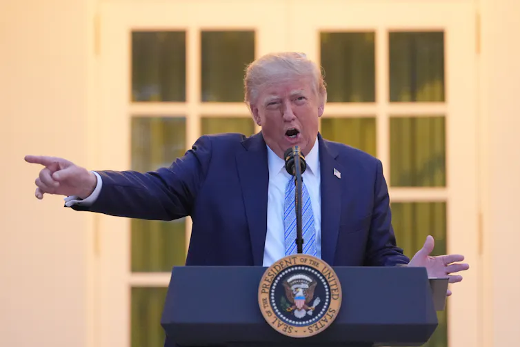 Le président Donald Trump prend la parole lors d’un dîner