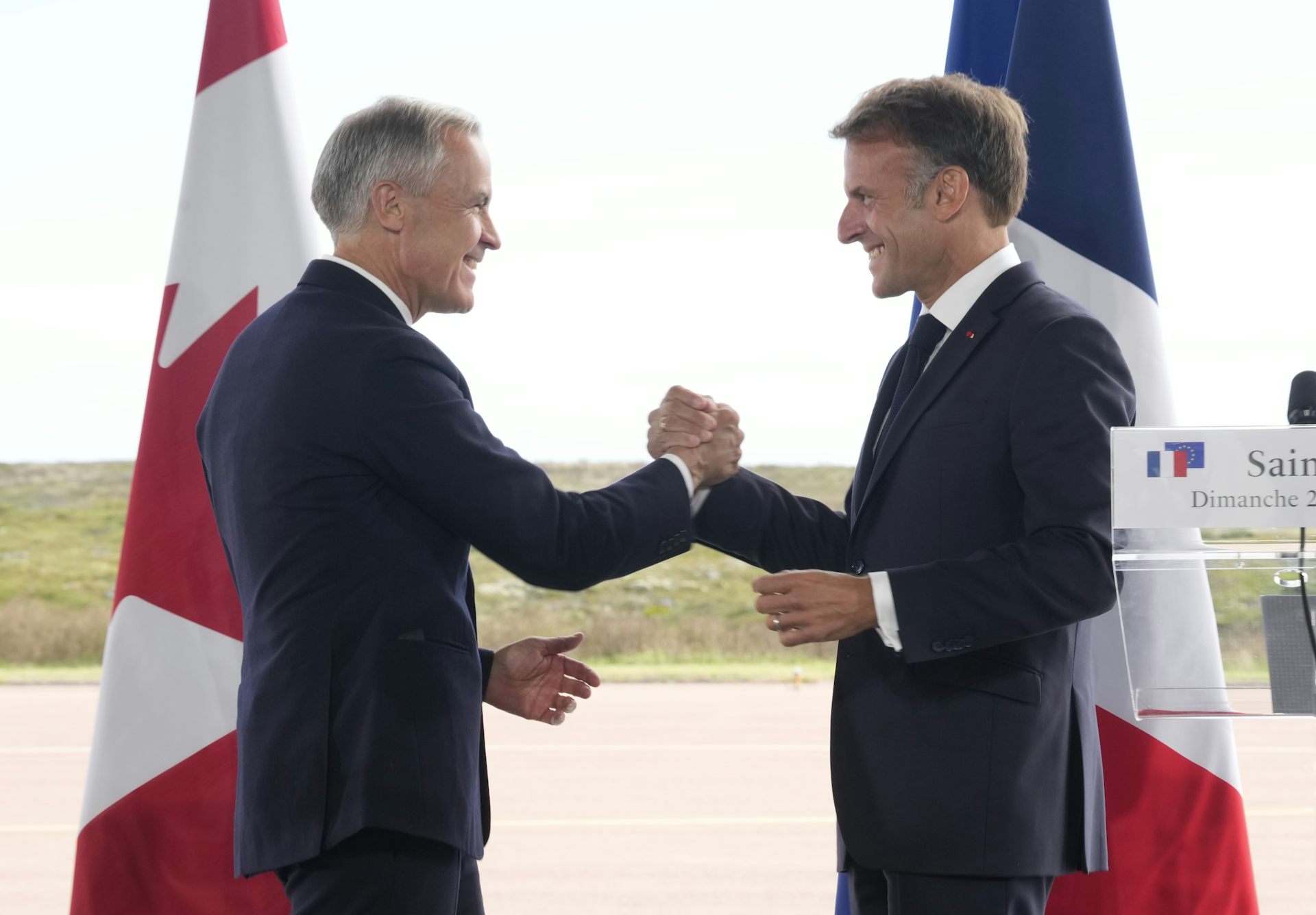 Mark Carney et Emmanuel Macron se serrent la main