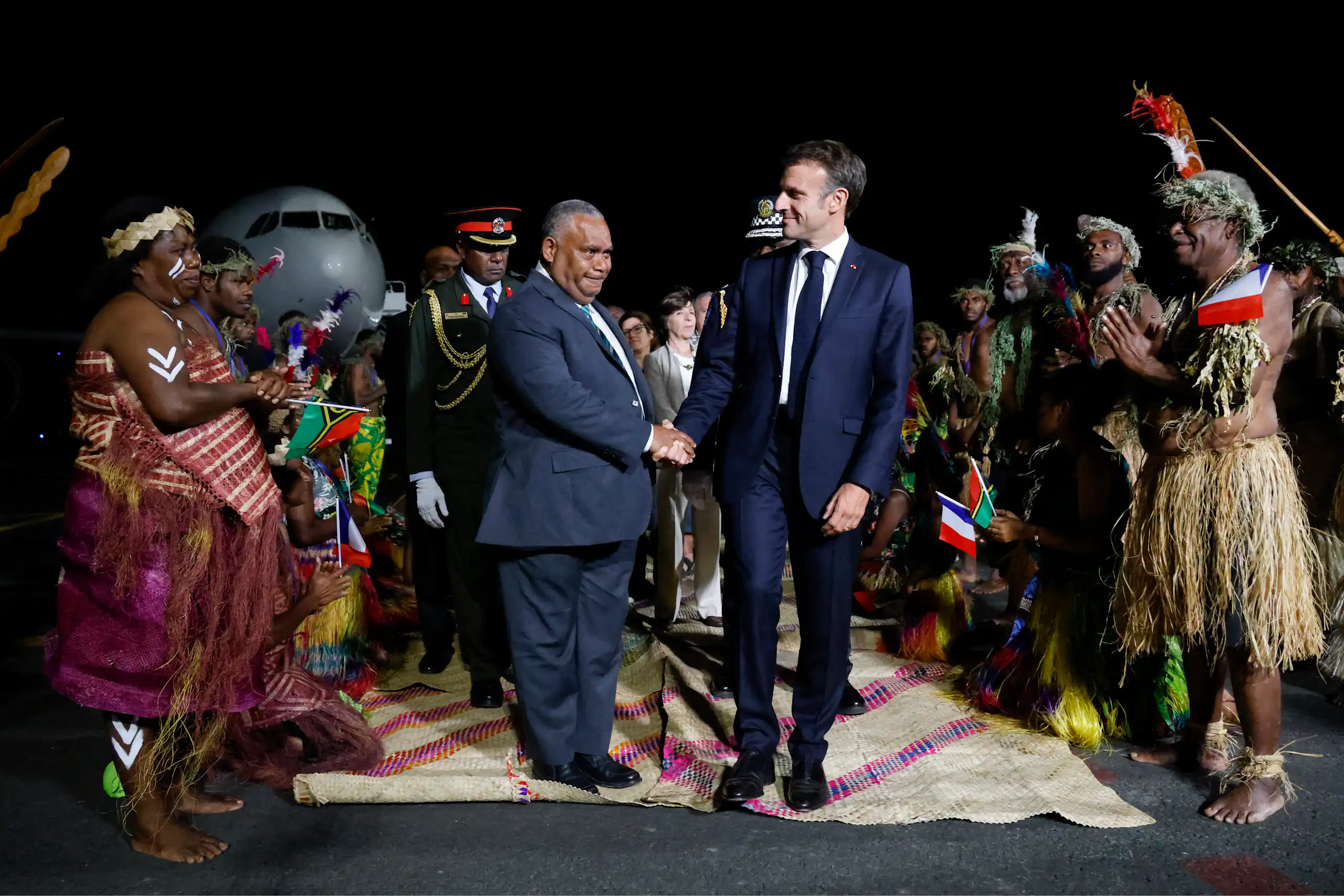 Les deux hommes se serrent la main devant les caméras.