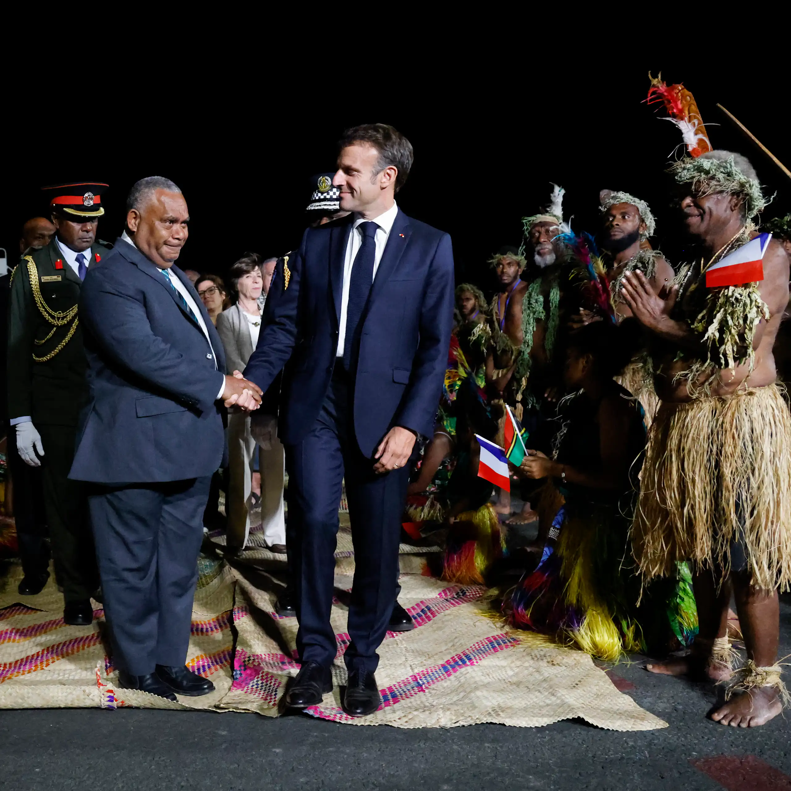 Les deux hommes se serrent la main devant les caméras.