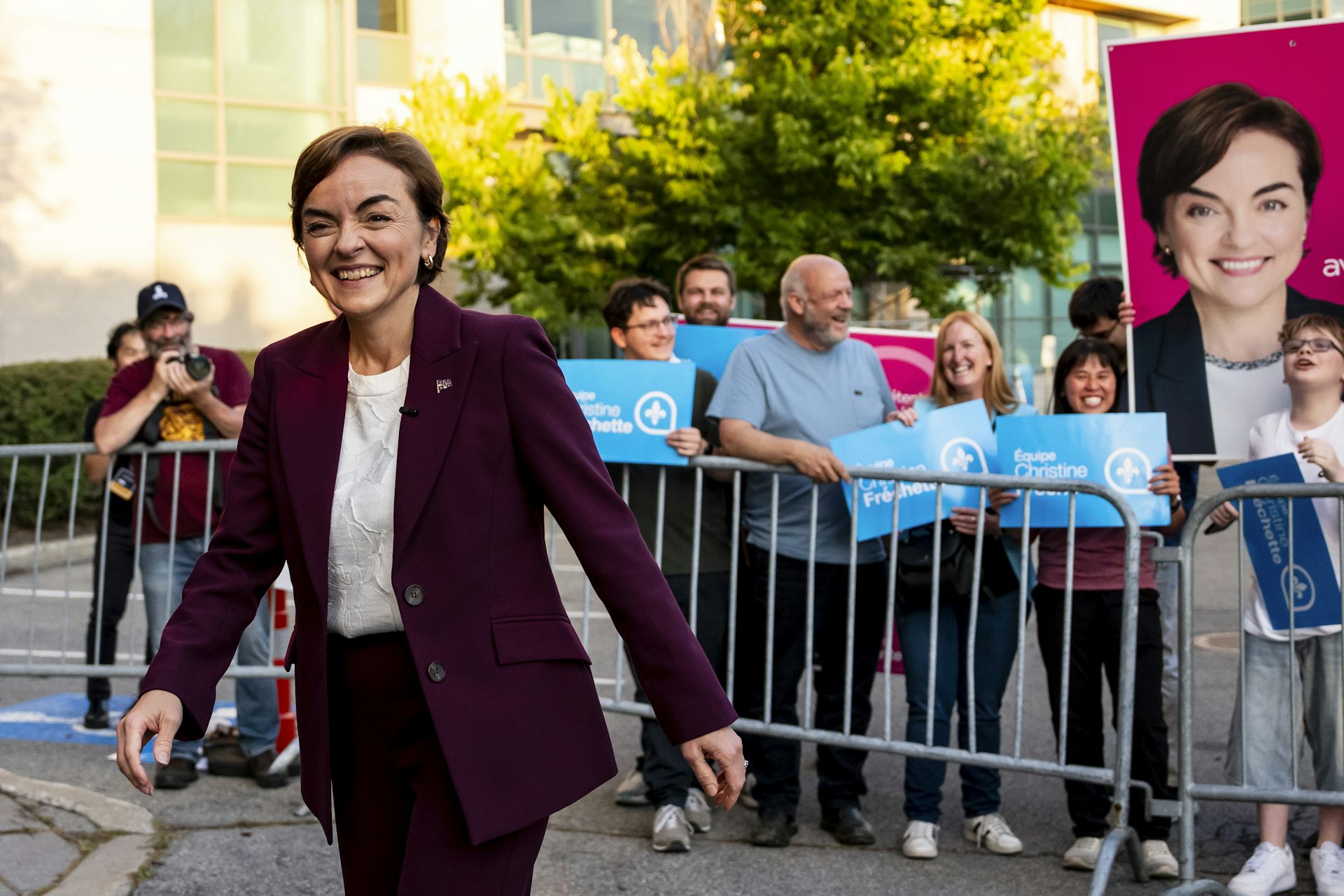 Christine Fréchette, chef de la Coalition avenir Québec, est accueillie par des partisans