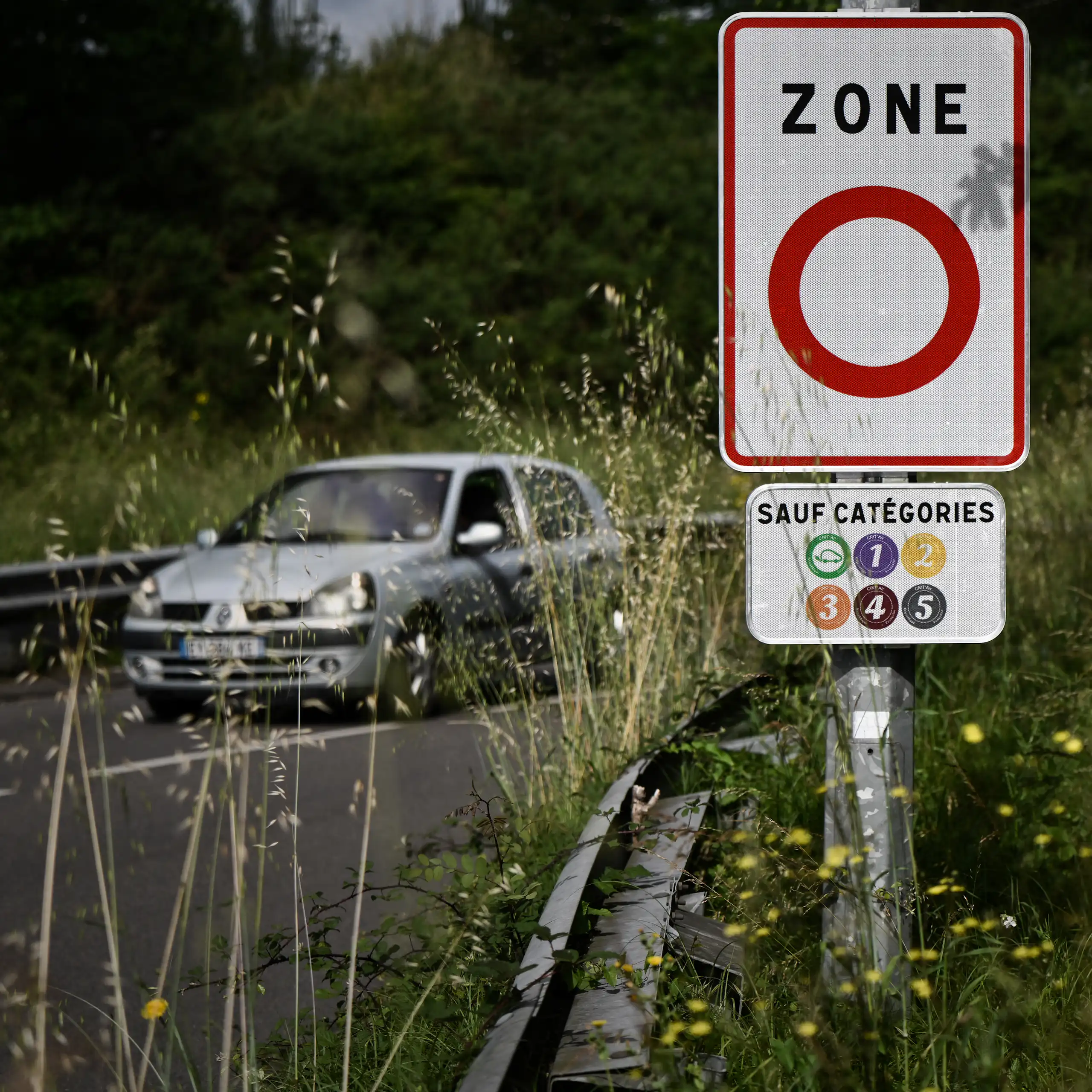 Panneau indicateur d’entrée dans une ZFE le long d'une route.