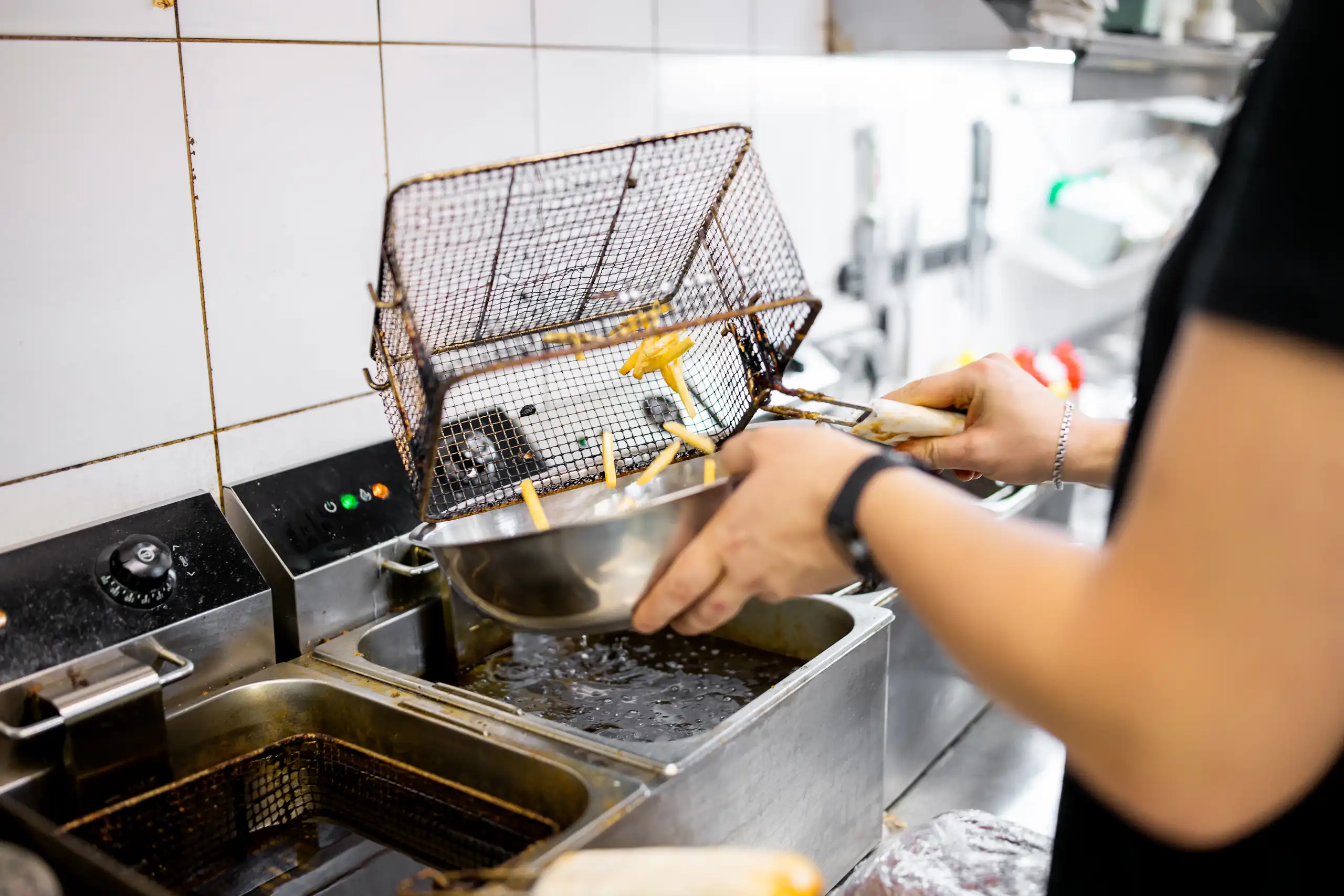 Vue d'une friteuse d'une cuisine de restaurant ou de collectivité/