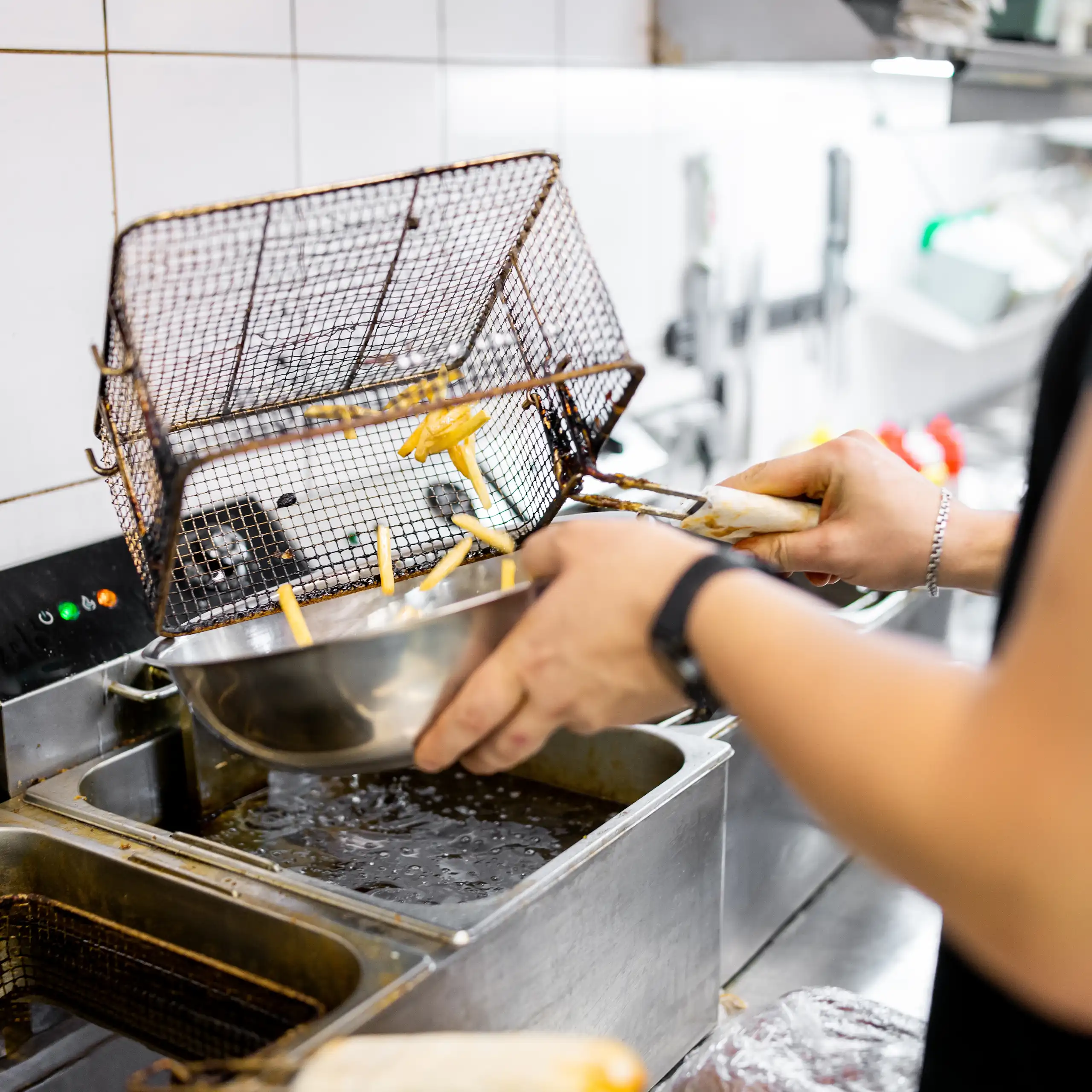 Vue d'une friteuse d'une cuisine de restaurant ou de collectivité/