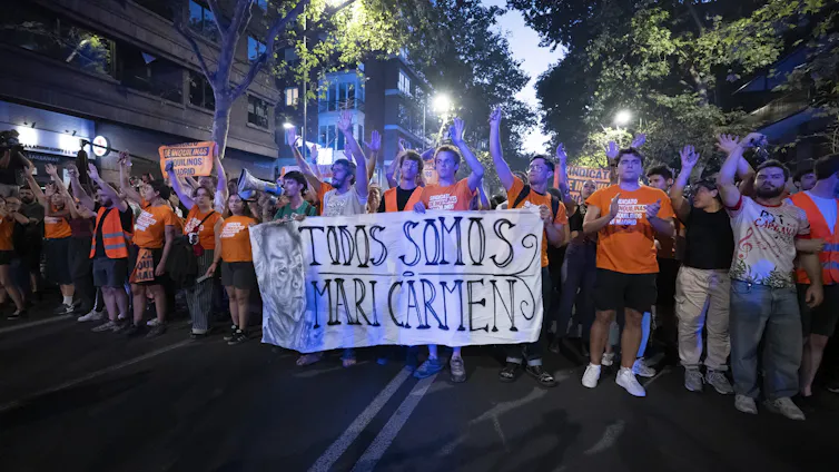 Manifestantes con una pancarta en la que se puede leer: