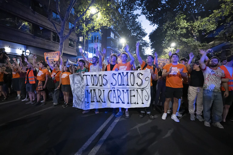 Manifestantes con una pancarta en la que se puede leer: "Todos somos Maricarmen"