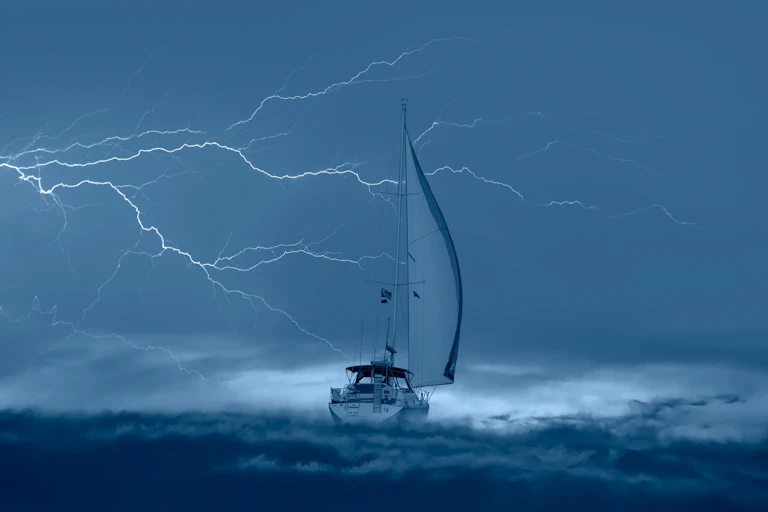 Un bateau dans une mer démontée, un éclair d'orage dans le ciel.