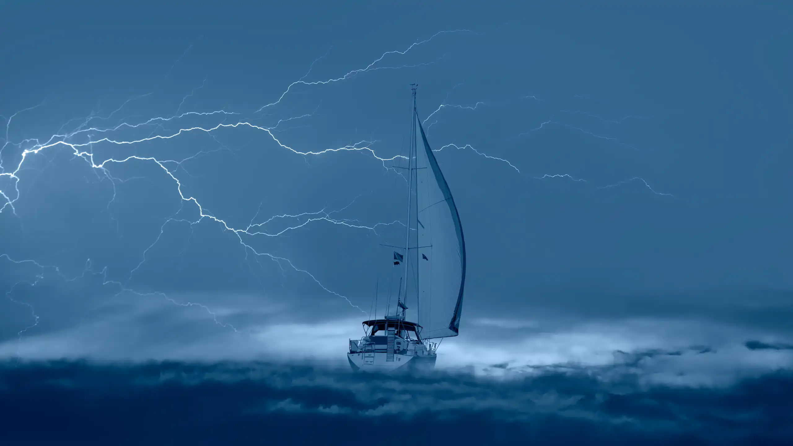 Un bateau dans une mer démontée, un éclair d'orage dans le ciel.
