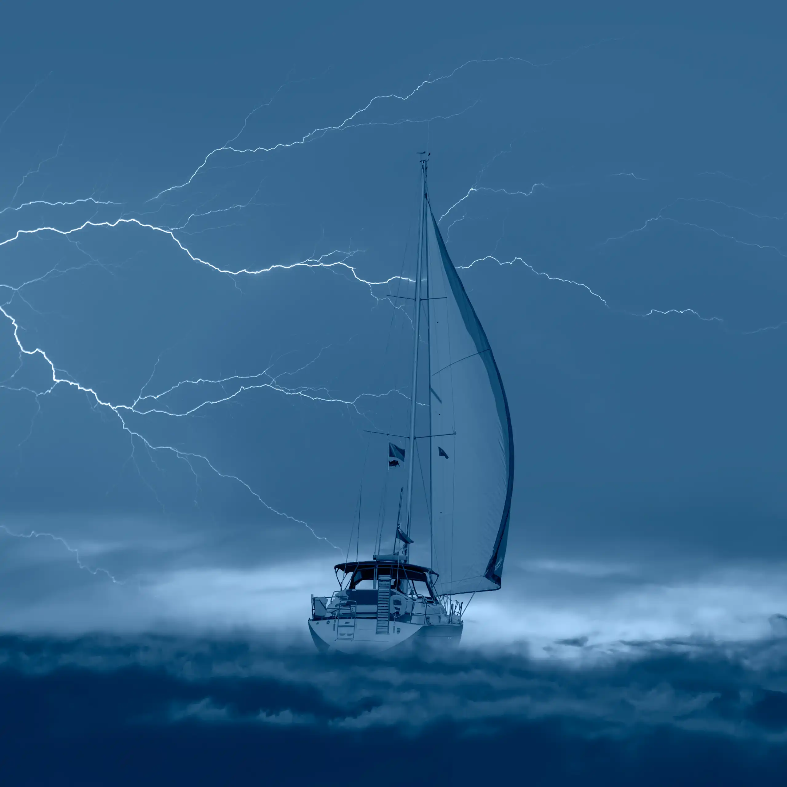 Un bateau dans une mer démontée, un éclair d'orage dans le ciel.