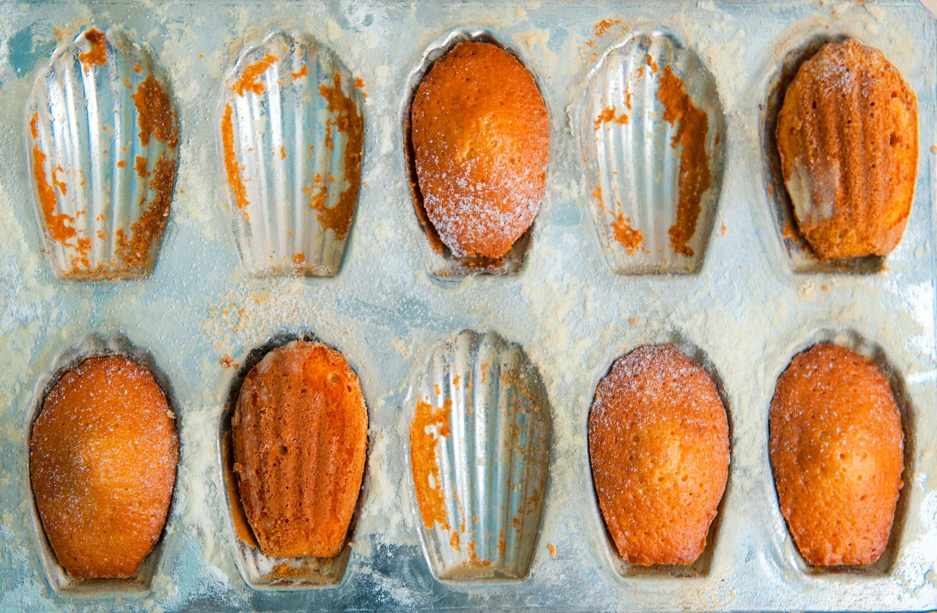 Moule de madeleines cuites, mangées pour certaines.