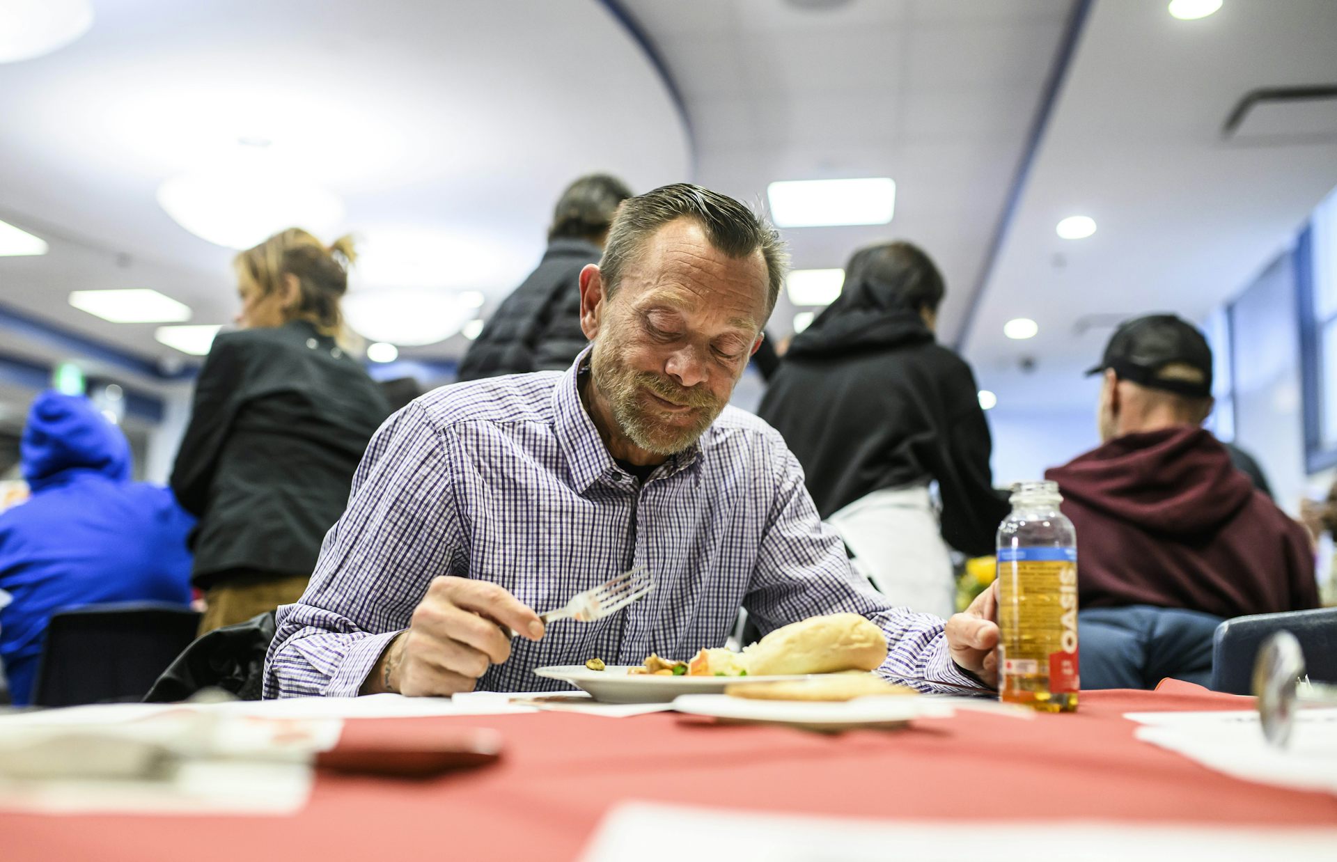 Un homme mange un repas gratuit