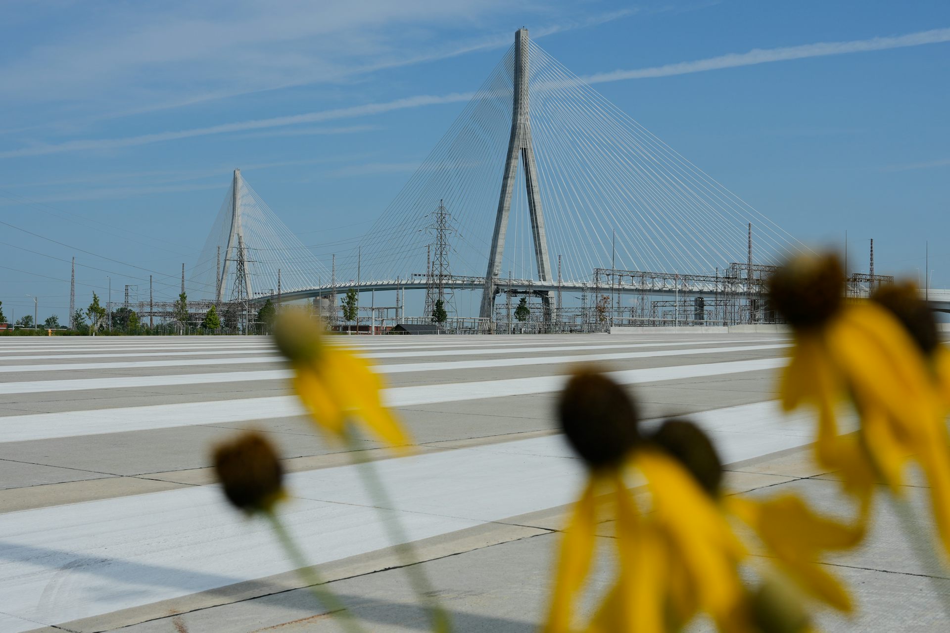 Un long pont suspendu