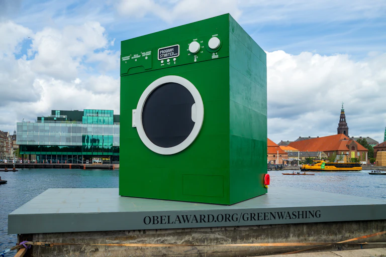 Installation : Une machine à laver verte sur un piédestal .