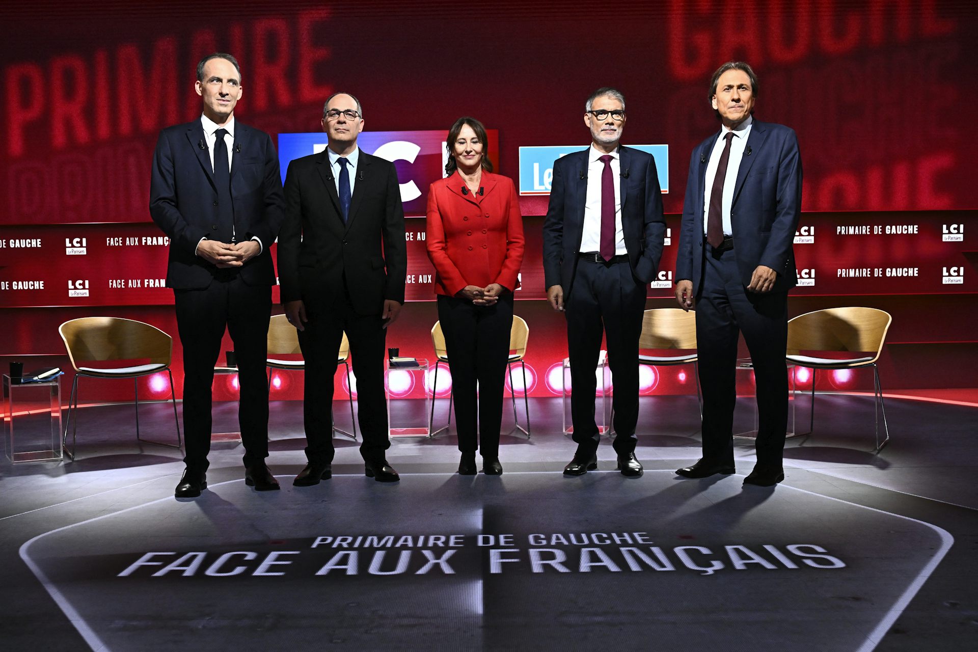  Raphaël Glucksmann, Emmanuel Maurel, Ségolène Royal, Olivier Faure et Jérôme Guedj debout sur une scène où on peut lire : « Primaire de gauche : Face aux Français »