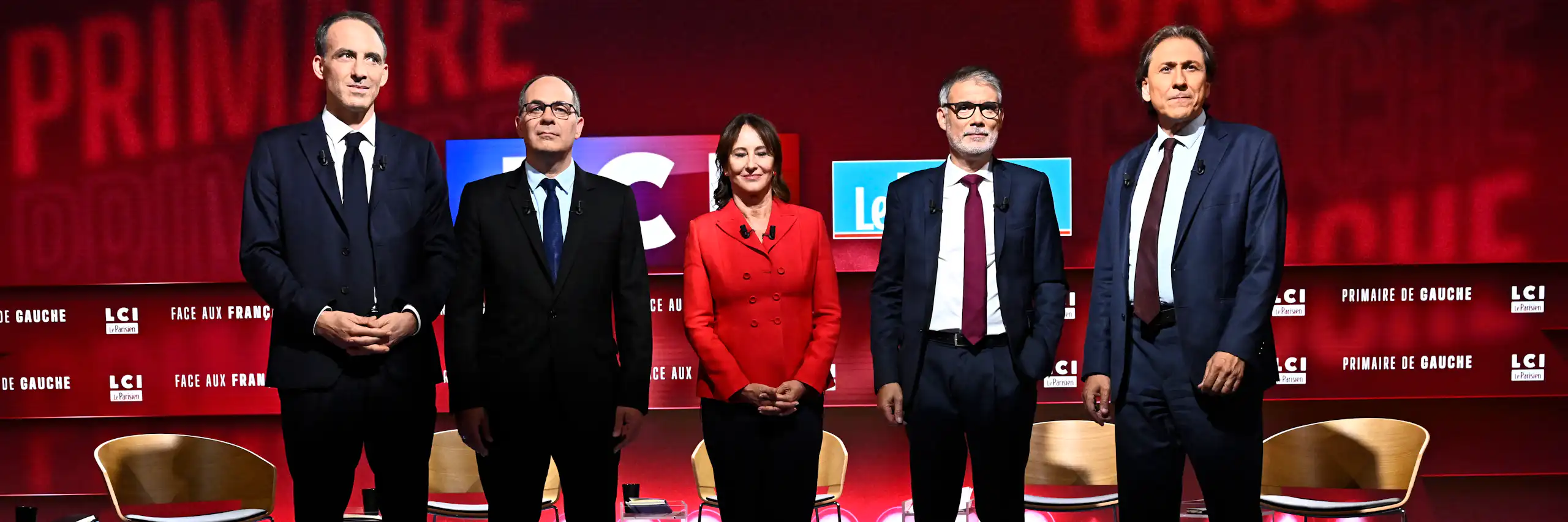 Raphaël Glucksmann, Emmanuel Maurel, Ségolène Royal, Olivier Faure et Jérôme Guedj debout sur une scène où on peut lire : « Primaire de gauche : Face aux Français »