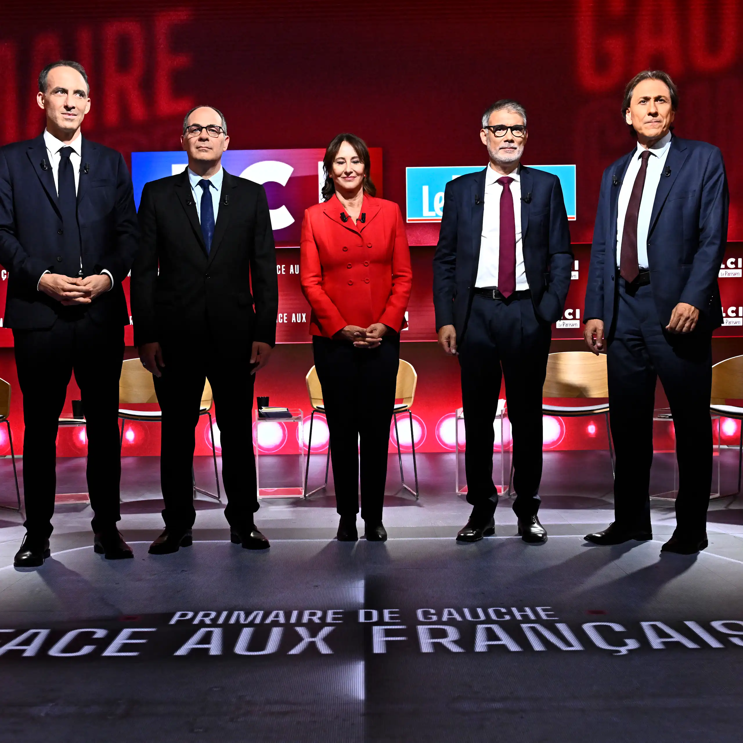 Raphaël Glucksmann, Emmanuel Maurel, Ségolène Royal, Olivier Faure et Jérôme Guedj debout sur une scène où on peut lire : « Primaire de gauche : Face aux Français »