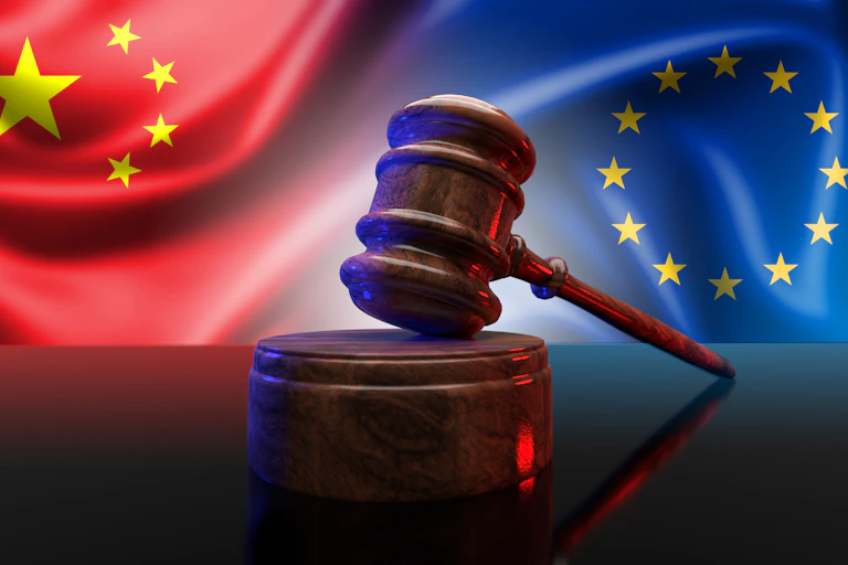 Drapeaux chinois et européen en vis-à-vis, le marteau de la justice en surimposition entre les deux.
