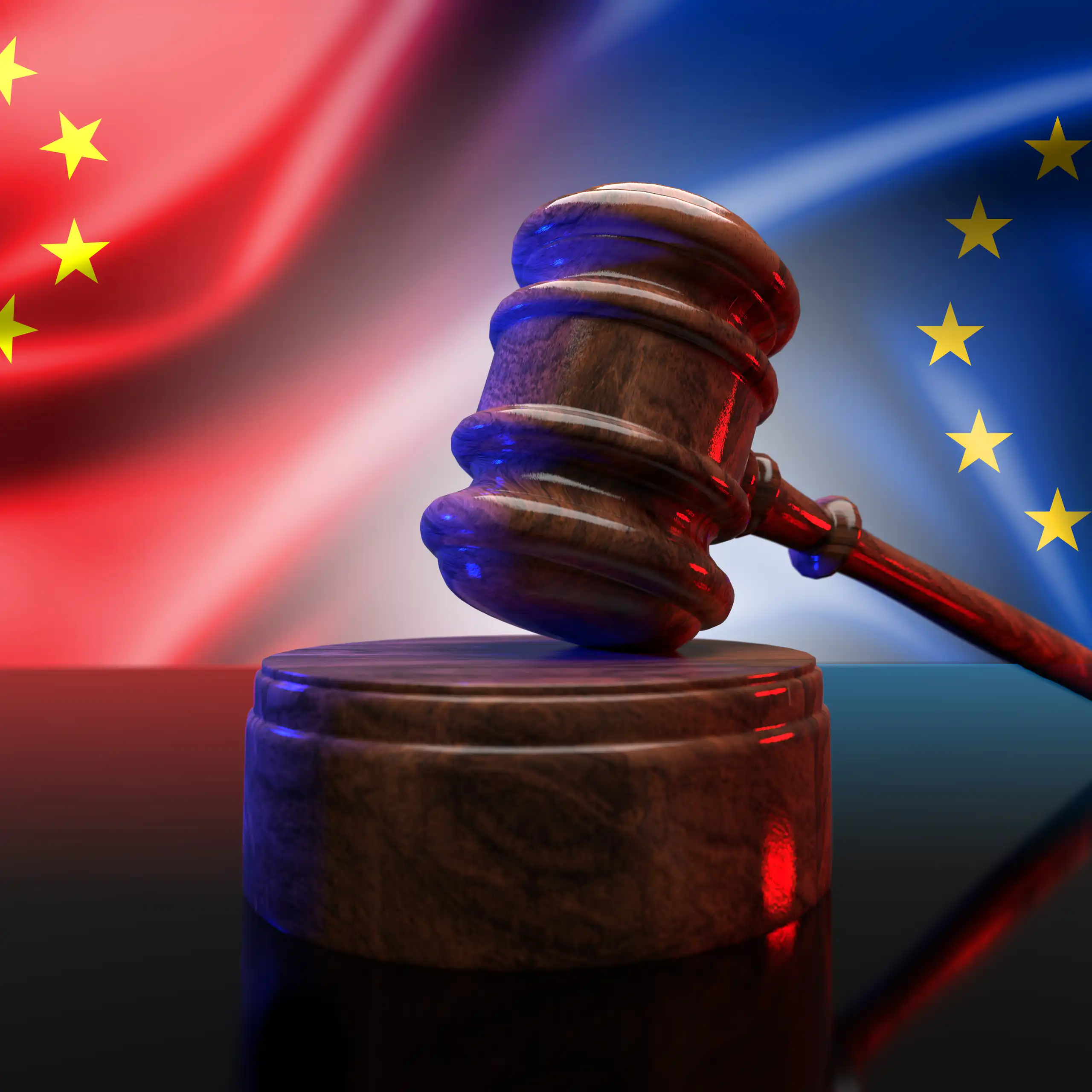 Drapeaux chinois et européen en vis-à-vis, le marteau de la justice en surimposition entre les deux.