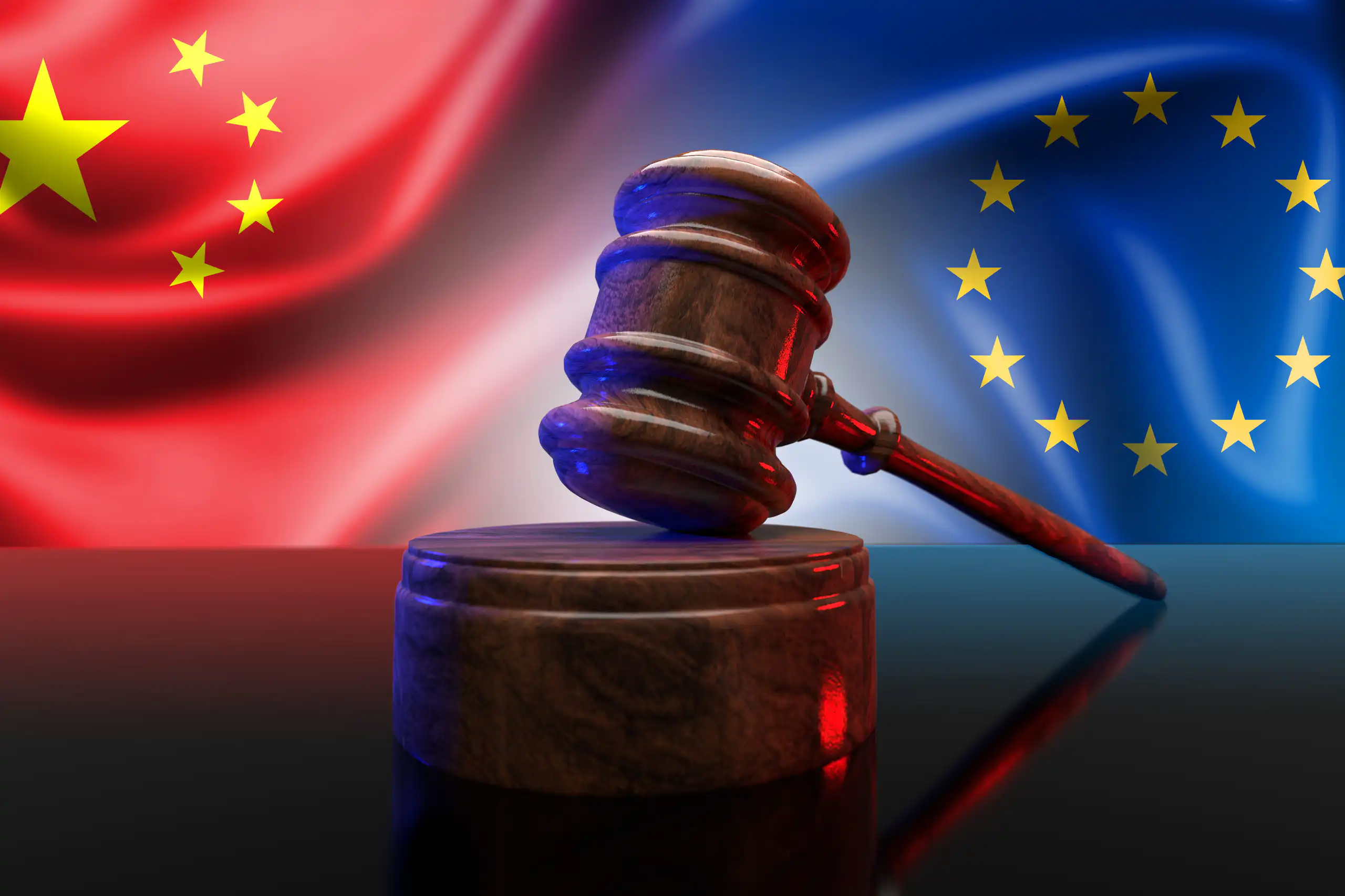 Drapeaux chinois et européen en vis-à-vis, le marteau de la justice en surimposition entre les deux.