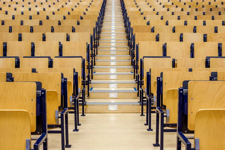 Un aula universitaria vacía.