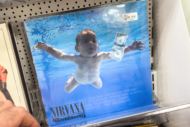 Portada del _Nevermind_ de Nirvana en una tienda de CDs.
