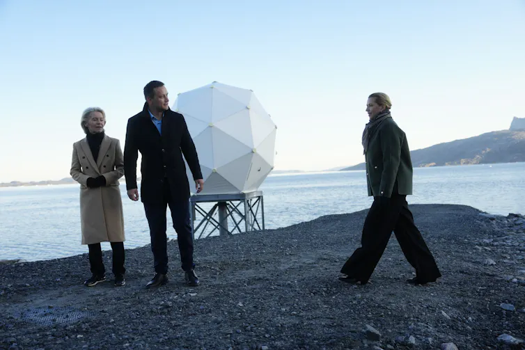 Mette Frederiksen, Jens-Frederik Nielsen and Ursula von der Leyen pose for a photo at Nuuk on the Greenland coast.