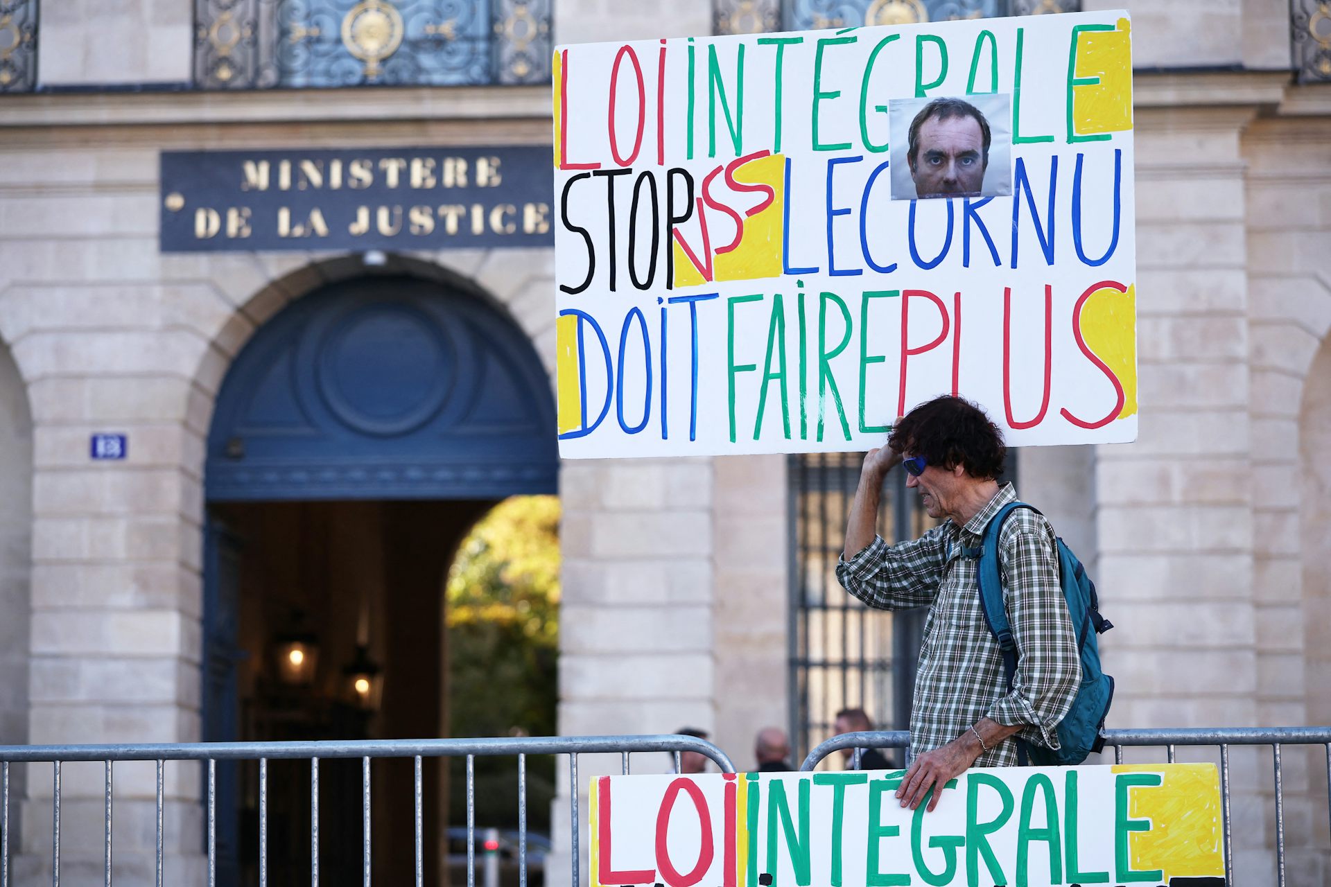 Un militant tient une pancarte sur laquelle on peut lire « Une loi globale, Stop aux VSS, Lecornu doit en faire plus » lors d’une manifestation appelant à la protection des enfants et à l’adoption d’une loi-cadre globale contre les violences sexuelles, organisée par la Coalition féministe et pour les droits de l’enfant en faveur d’une loi-cadre globale contre les violences sexuelles, devant le ministère de la Justice, place Vendôme à Paris, le 21 septembre 2026.