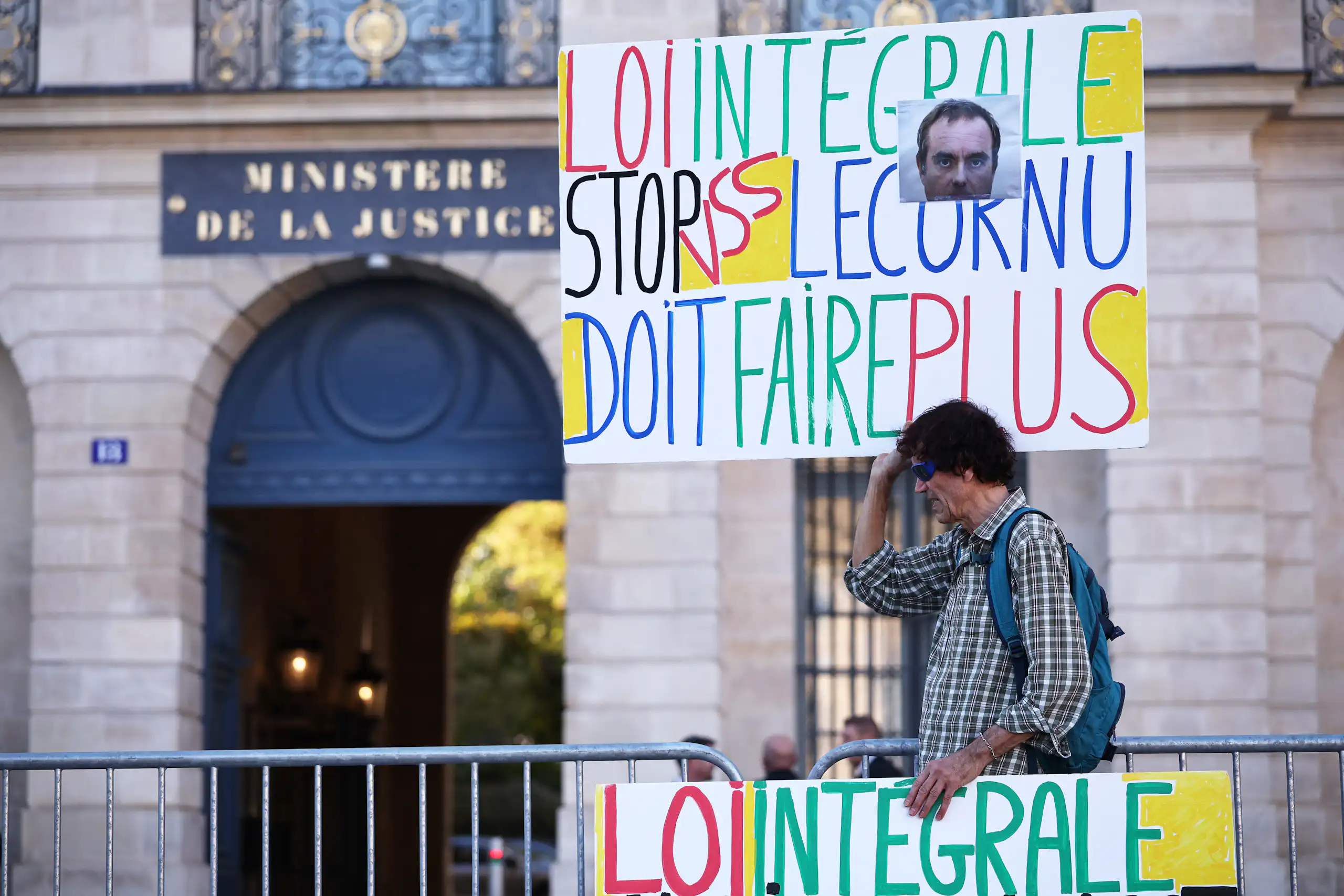 Un militant tient une pancarte sur laquelle on peut lire « Une loi globale, Stop aux VSS, Lecornu doit en faire plus » lors d’une manifestation appelant à la protection des enfants et à l’adoption d’une loi-cadre globale contre les violences sexuelles, organisée par la Coalition féministe et pour les droits de l’enfant en faveur d’une loi-cadre globale contre les violences sexuelles, devant le ministère de la Justice, place Vendôme à Paris, le 21 septembre 2026.