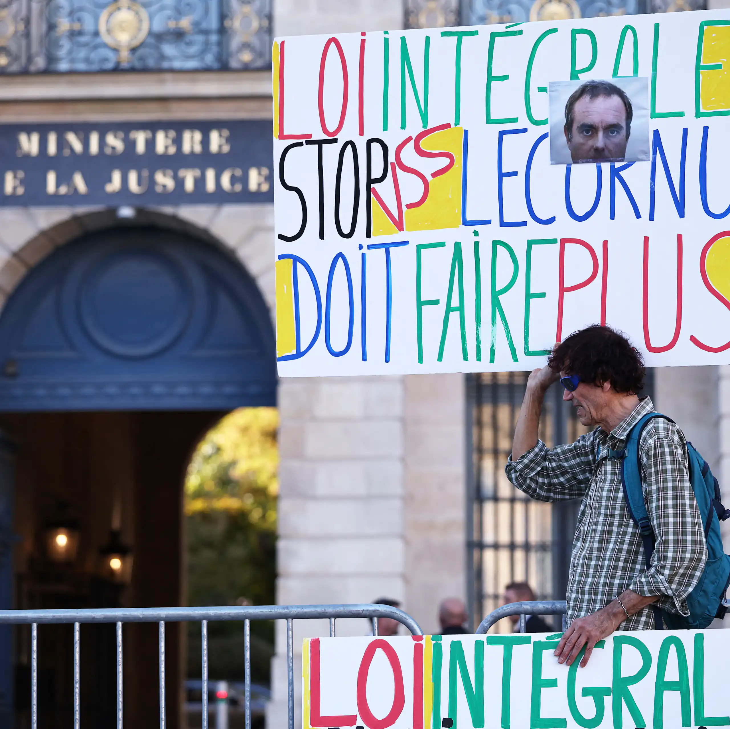 Un militant tient une pancarte sur laquelle on peut lire « Une loi globale, Stop aux VSS, Lecornu doit en faire plus » lors d’une manifestation appelant à la protection des enfants et à l’adoption d’une loi-cadre globale contre les violences sexuelles, organisée par la Coalition féministe et pour les droits de l’enfant en faveur d’une loi-cadre globale contre les violences sexuelles, devant le ministère de la Justice, place Vendôme à Paris, le 21 septembre 2026.
