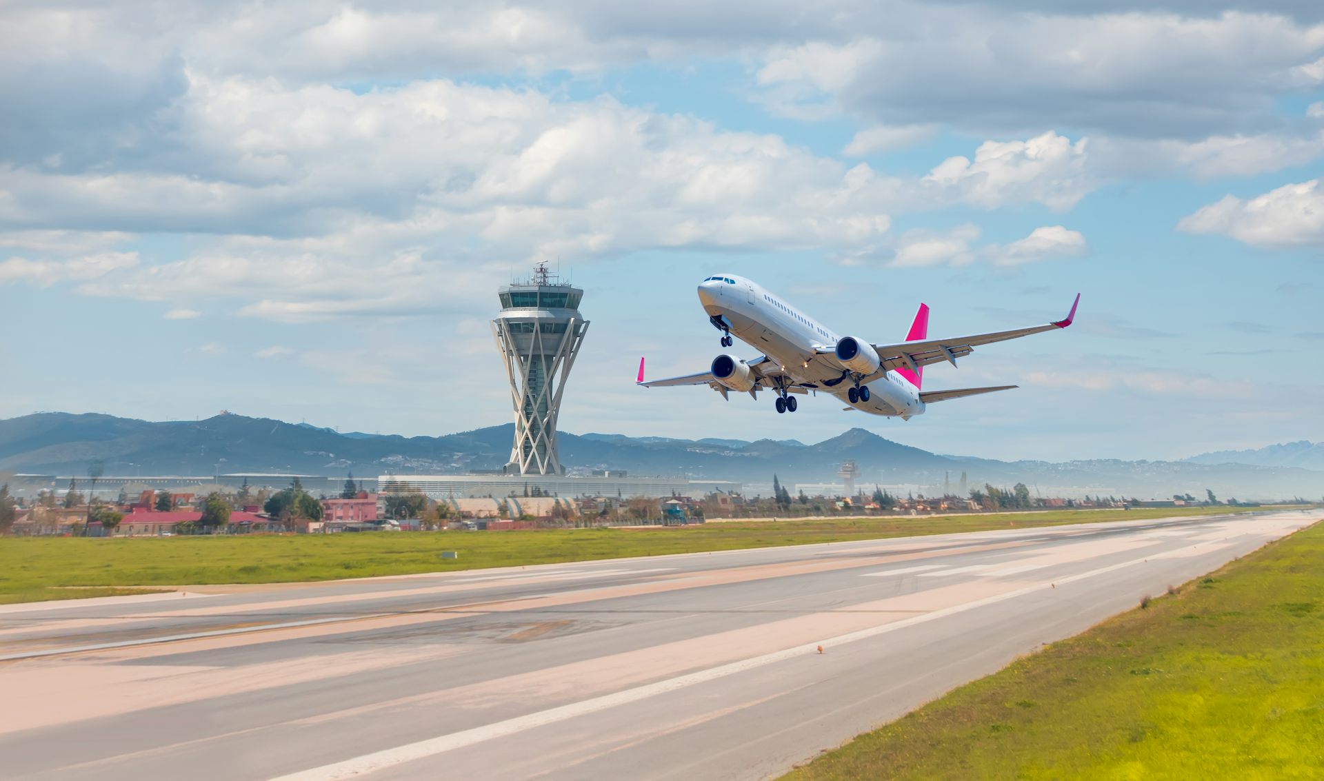 Un avió s'enlaira des d'una pista allargada.