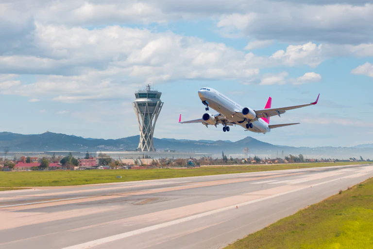 Un avió s'enlaira des d'una pista allargada.