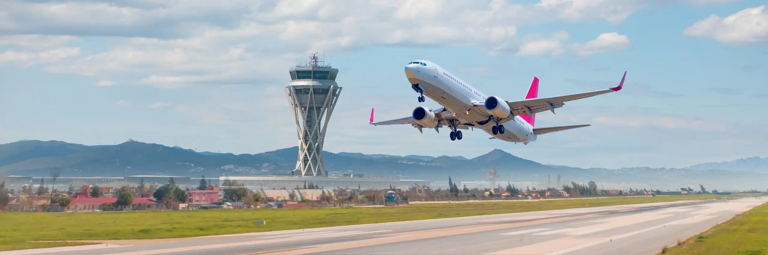 Un avió s'enlaira des d'una pista allargada.