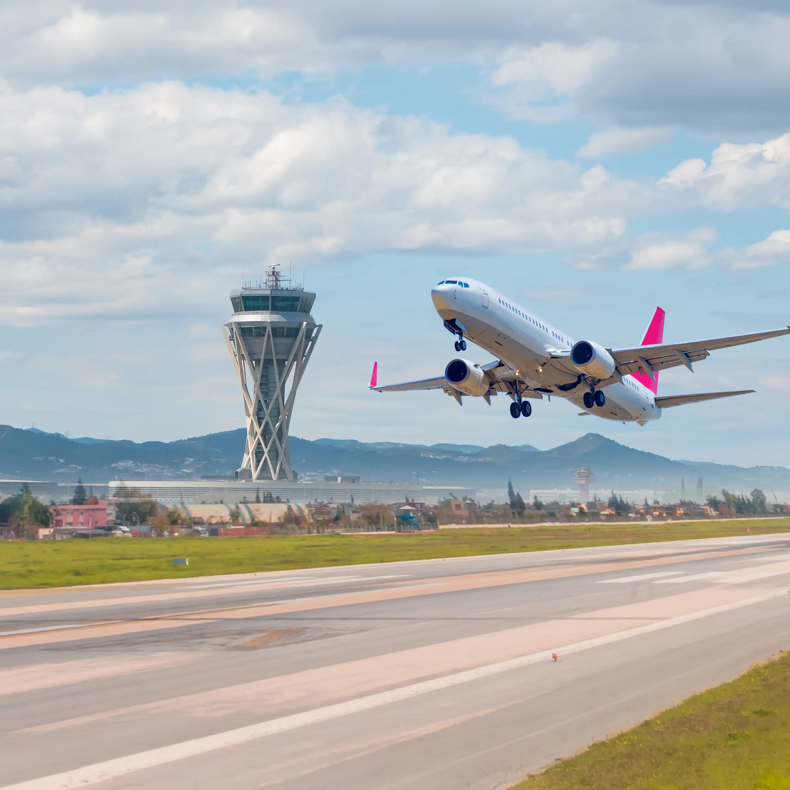 Un avió s'enlaira des d'una pista allargada.