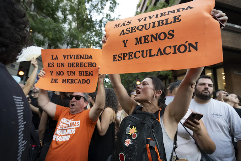 Personas manifestándose con carteles contra la especulación