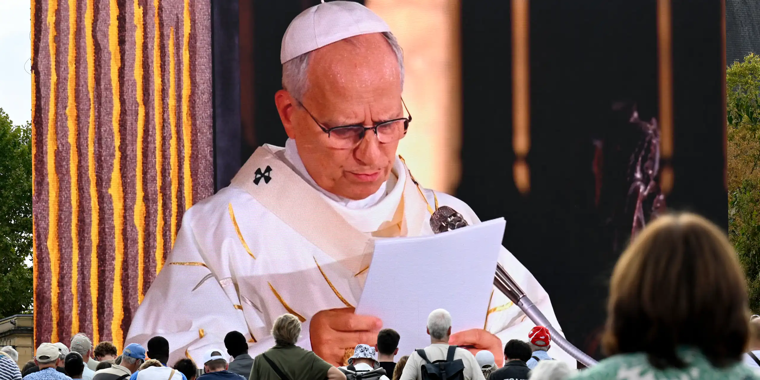 Gros plan sur le pape délivrant son homélie.