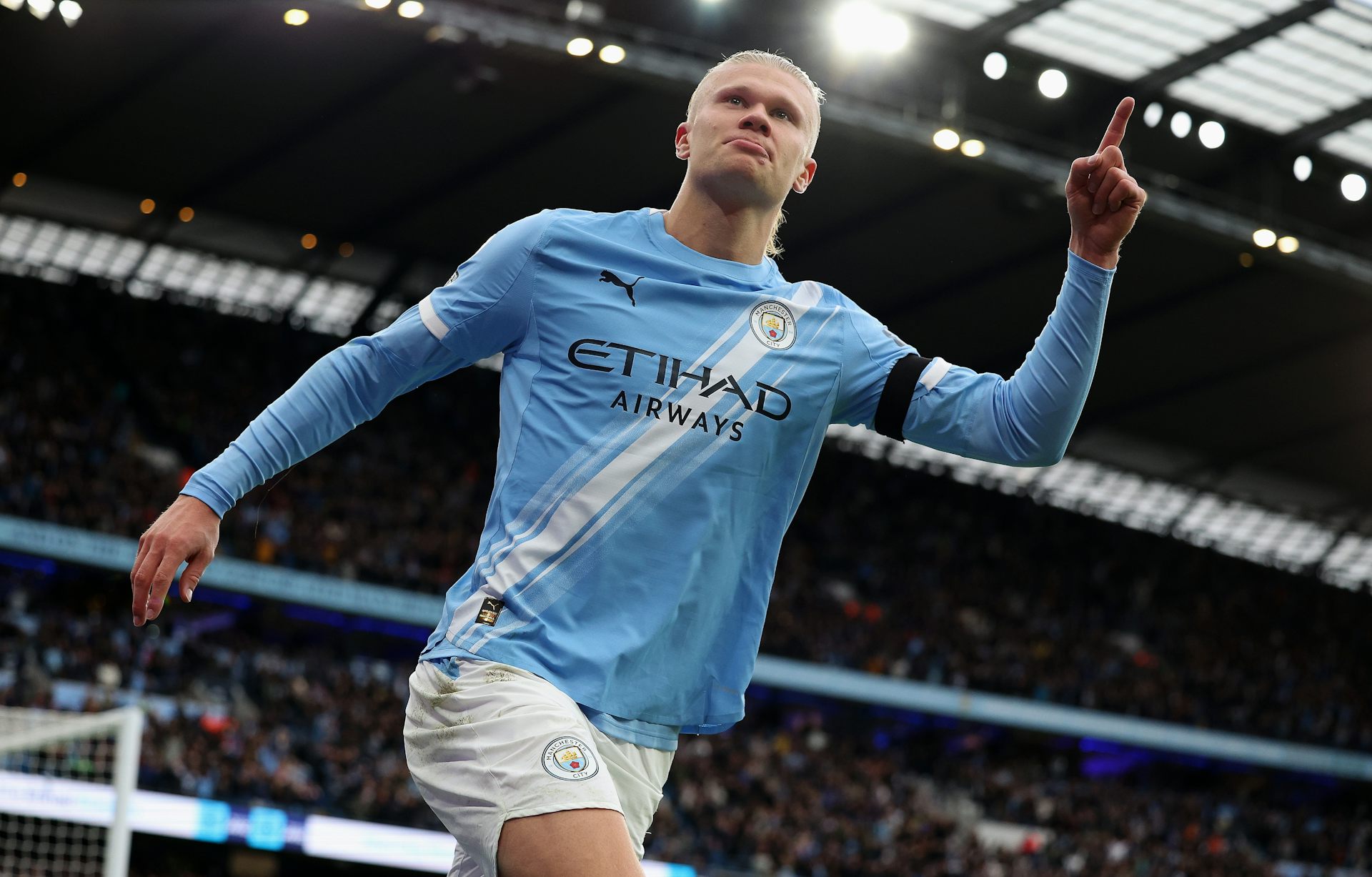 Erling Haaland merayakan gol untuk Manchester City dalam laga Liga Premier Inggris pada tahun 2025.