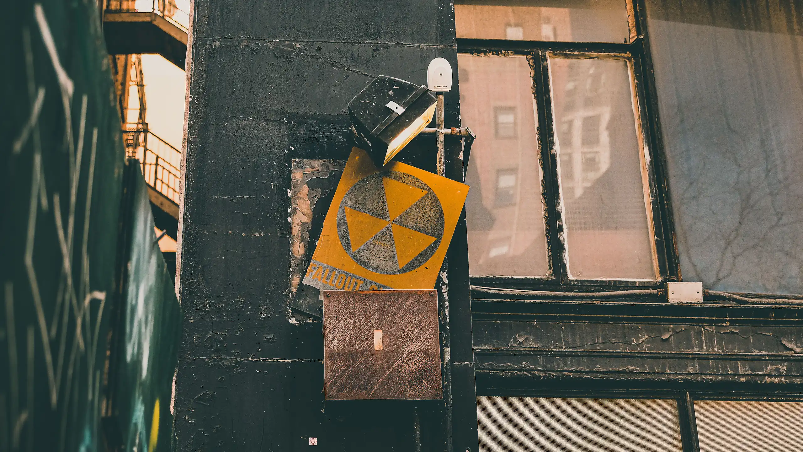 Le symbole du nucléaire sur une pancarte posée sur la façade d'une maison.