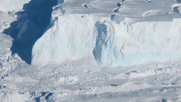 Un gran bloque de hielo blanco y azul