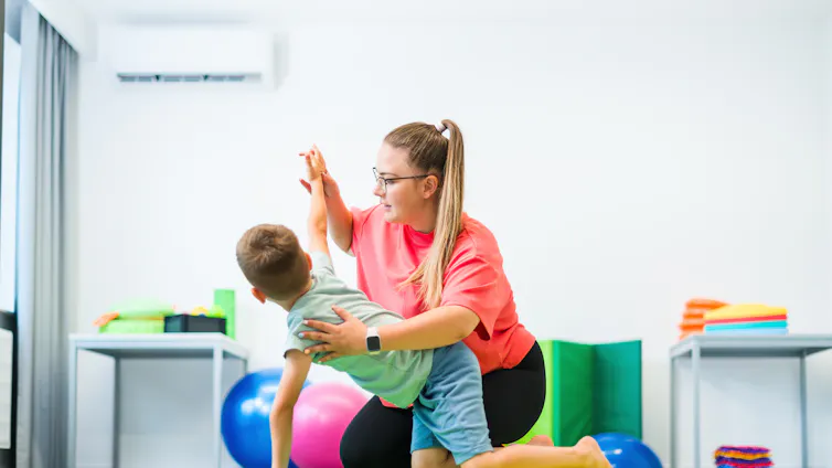 Mujer haciendo ejerecicio con un niño