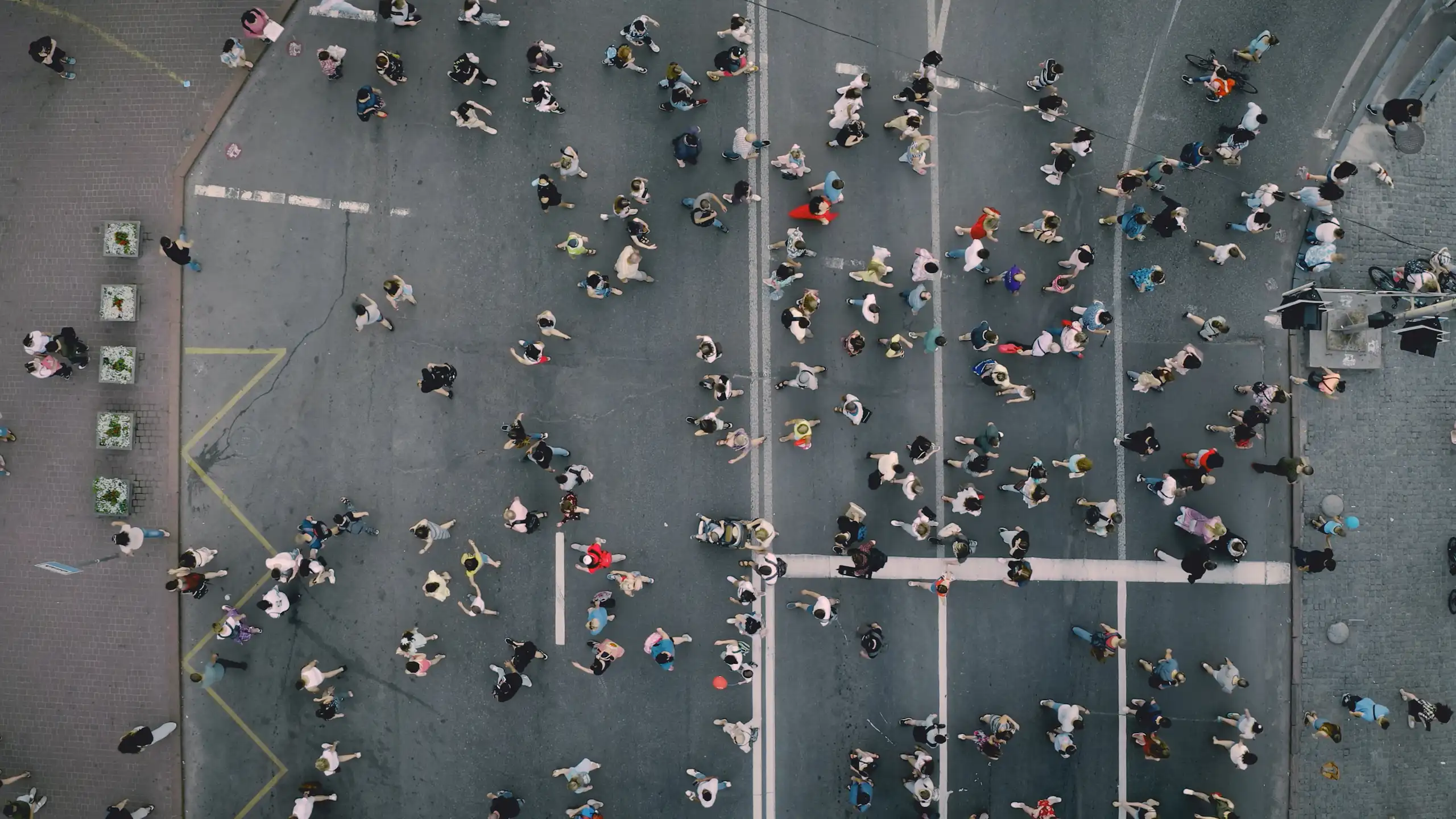 Des piétons traversent la rue.