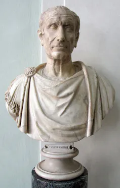 Busto de un hombre anciano, enjuto, con toga.