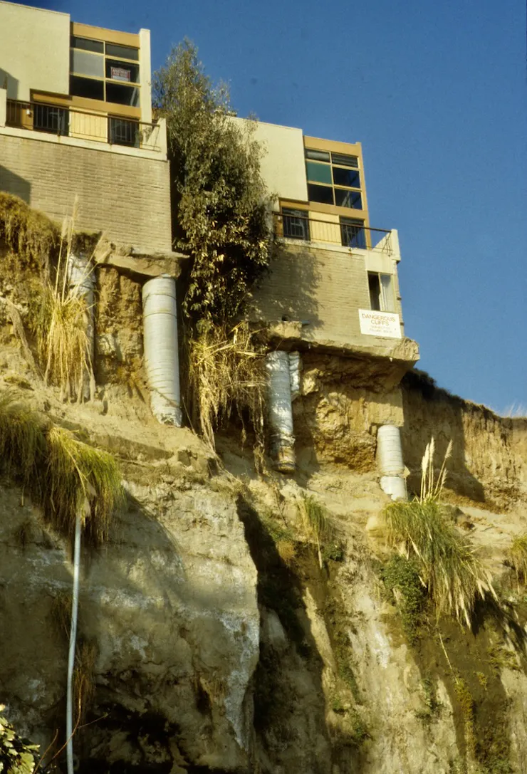 Condo buildings right at the edge of a cliff.