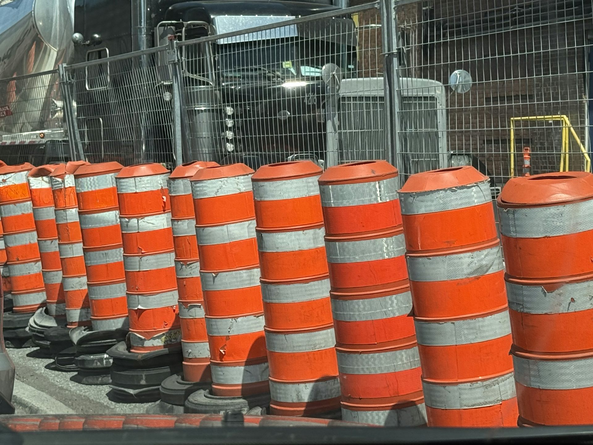 Des cônes orange bordent un chantier de construction