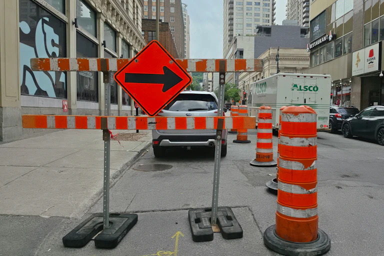 Des cônes orange bloquent une rue