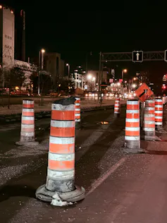Une rue avec des cônes orange